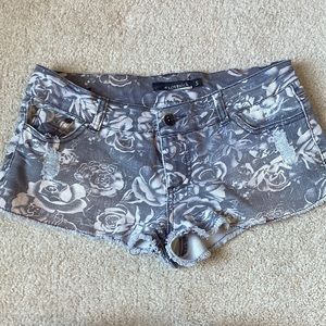 Lovesick Size 5 Gray Rose Shorts